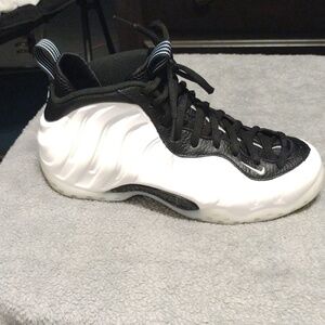 Air Foamposite one Nike, 8.5 mens, White/metallic silver-black Blanc/noir/argent